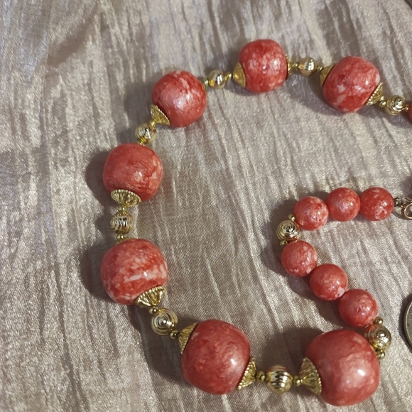 Coral Marbled Mottled Round Lucite Vintage Gold Tone Bead Necklace No Seams - Picture 4 of 7